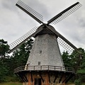 alte restaurierte Windmühle im Park