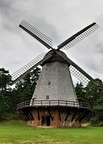 alte restaurierte Windmühle im Park